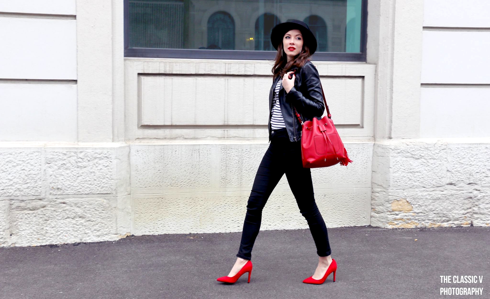 Soyez tendance avec notre sac original en forme de dés noir avec des pois  rouge.