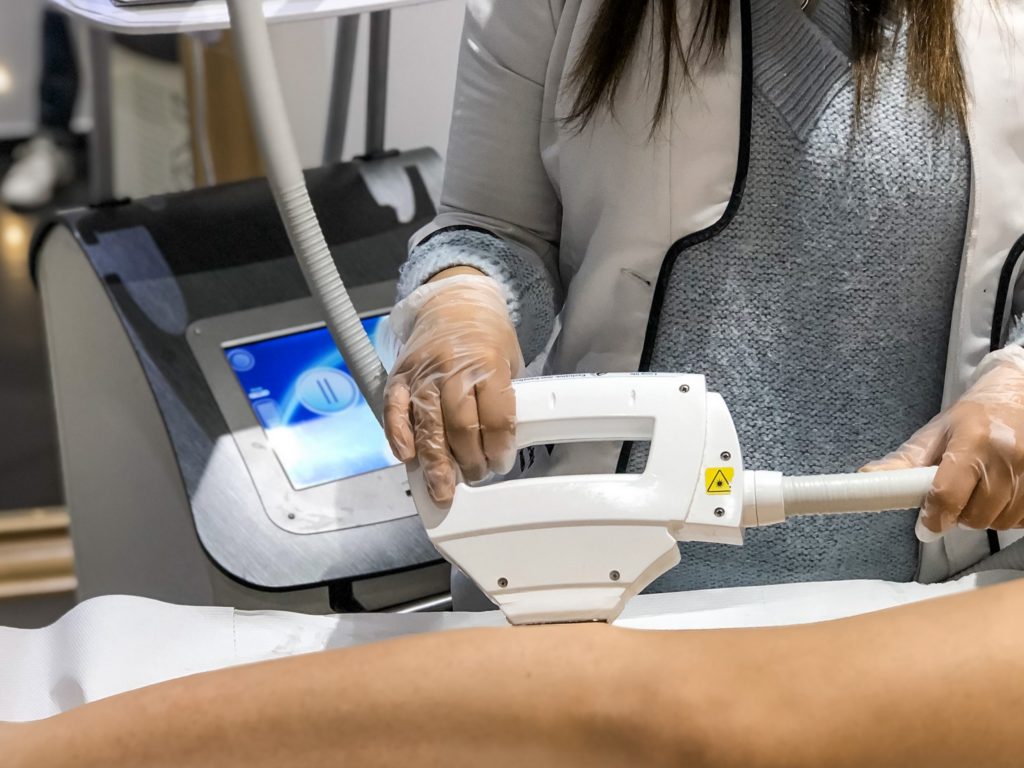 épilation définitive à la lumière pulsée des jambes chez Depil Tech 