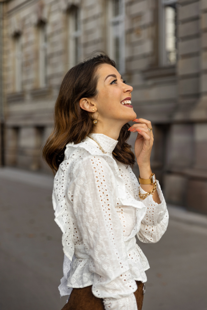 looks d'automne blouse en dentelle dos nu et jupe en velours marron photo portrait