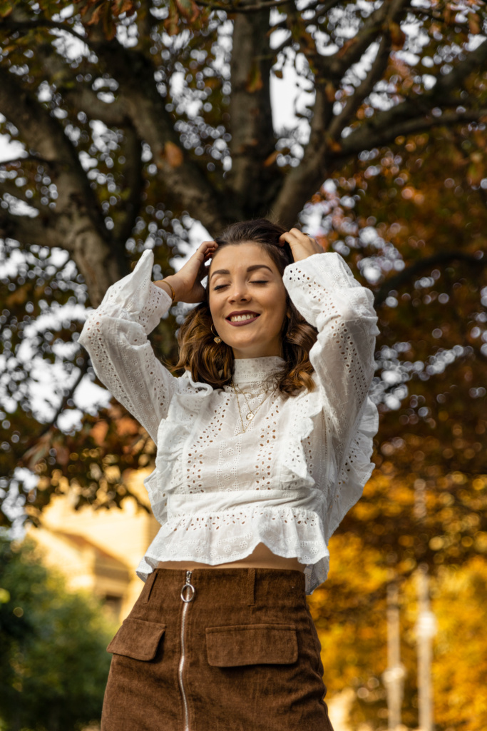 looks d'automne blouse en dentelle dos nu et jupe en velours marron