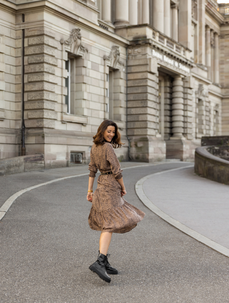 Idées de looks d'automne robe léopard et rangers en cuir noires, 