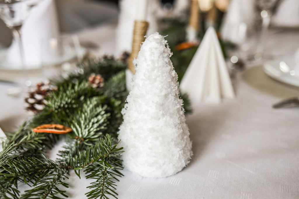 Tuto DIY décoration de Noël table de fête sapin enneigé