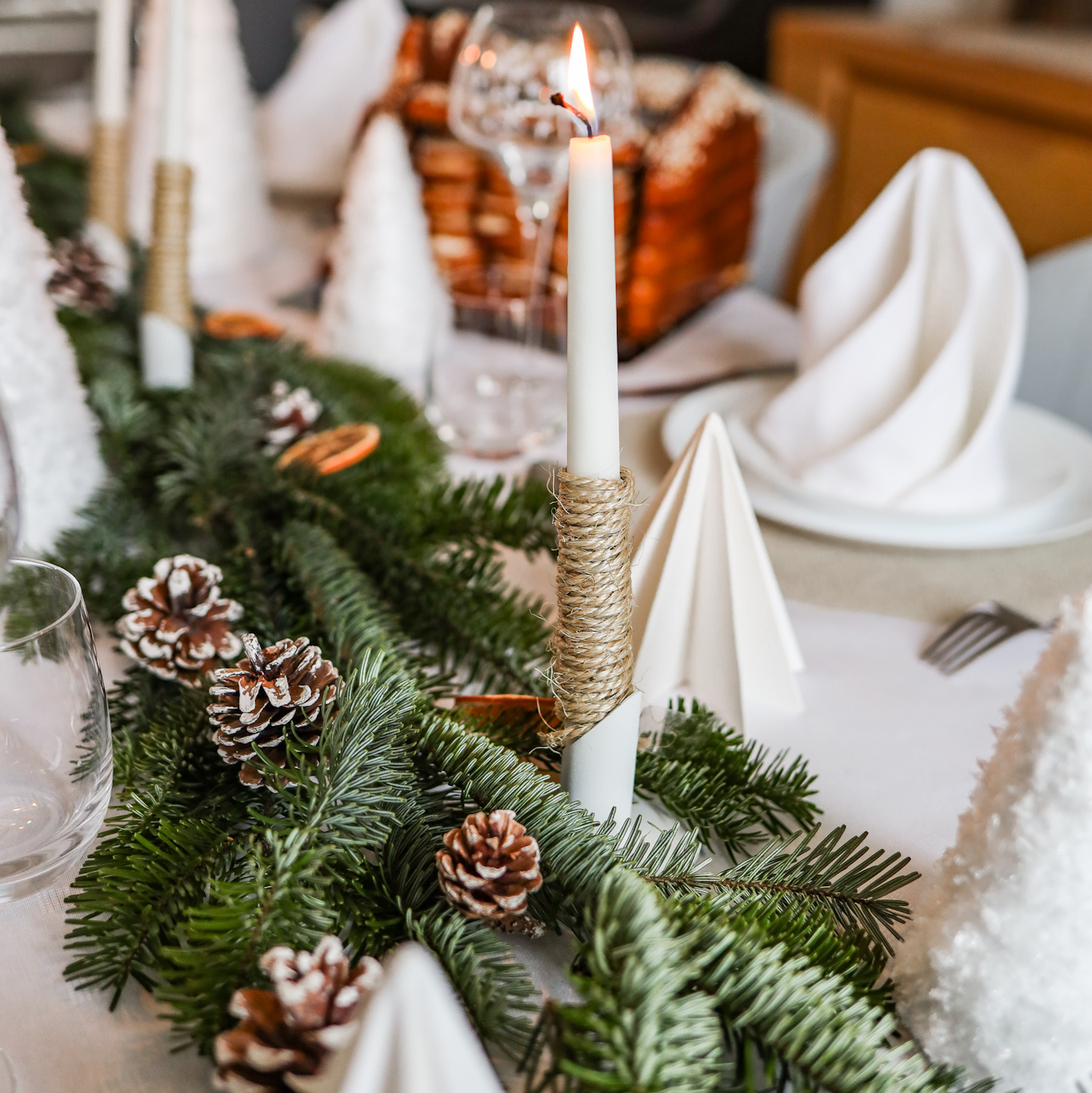 centre de table bougie et pomme de pin noel