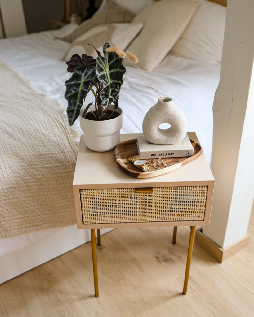 Décoration chambre sous comble table de chevet maisons du monde