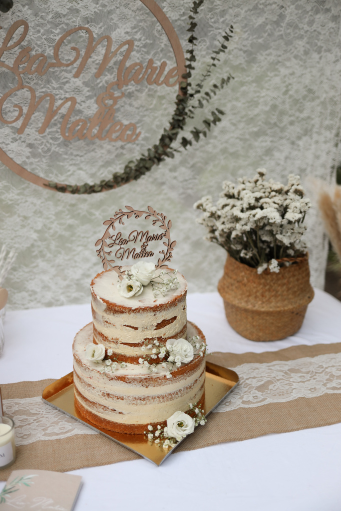 Gâteau à étage dessert pièce montée naked cake avec des fleurs mariage