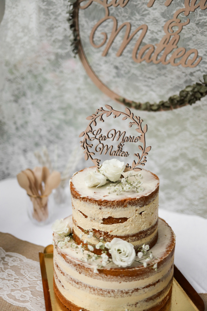Gâteau à étage dessert pièce montée naked cake avec des fleurs mariage
