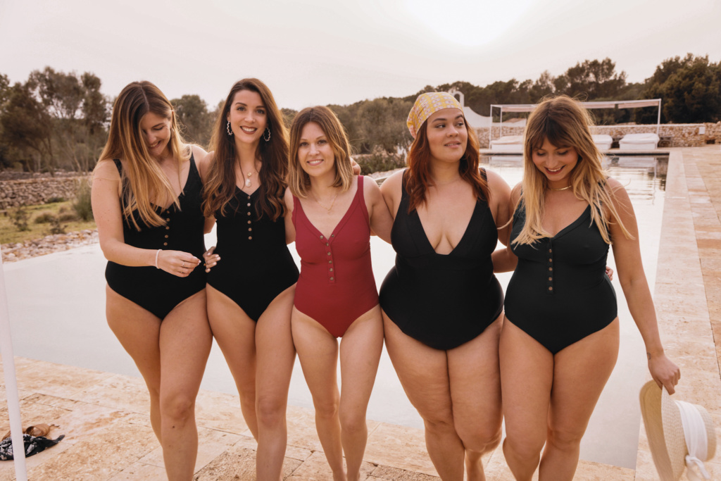 Groupe de fille en maillot de bain, copines en bikini idées de tenues pour un EVJF