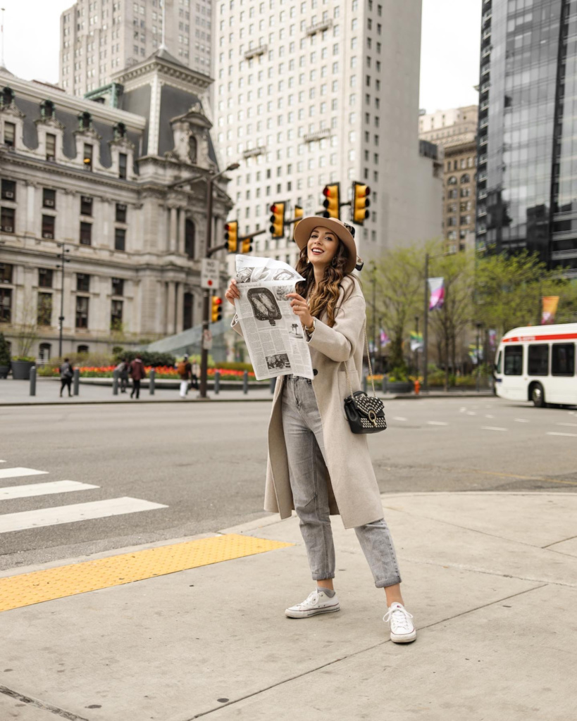 street style outfit look femme à philadelphie dans la rue devant les buildings 