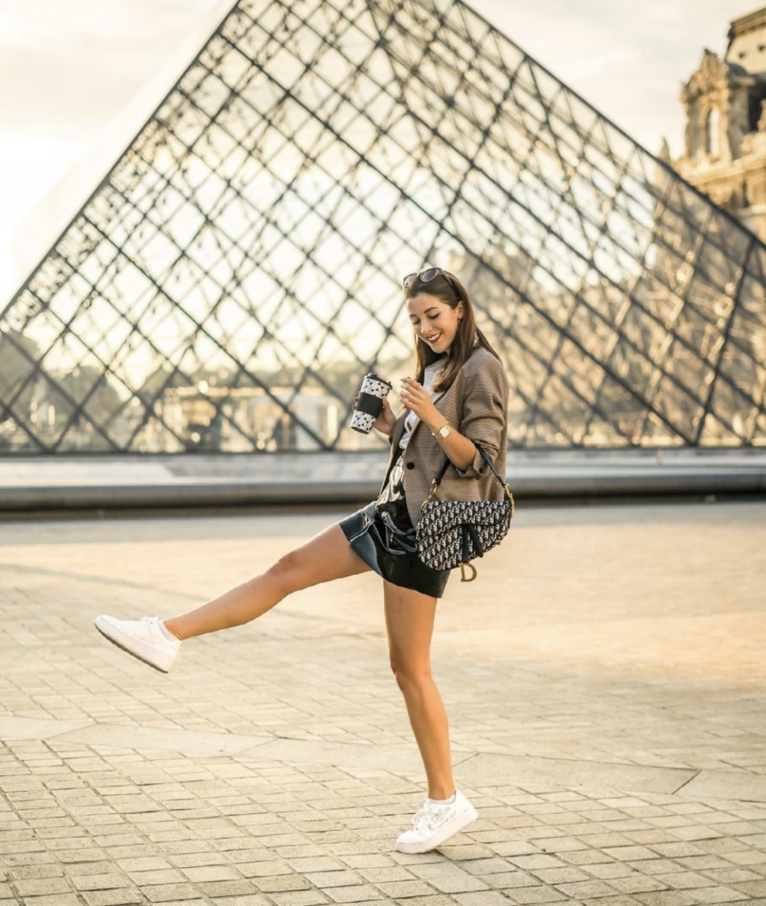 Look working girl tennis et aller travailler jupe en vinyle, blazer à carreaux sac Dior Saddle et baskets Nike Blanche