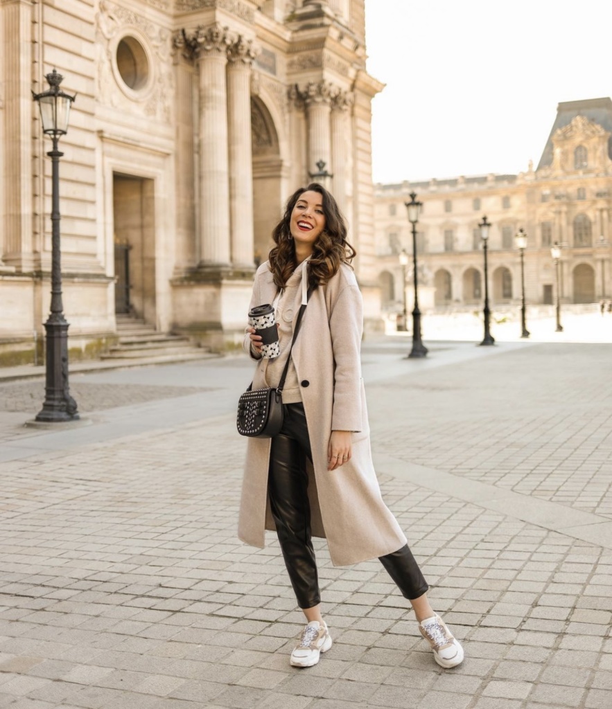 Look décontracté relax cool tennis pantalon cuir, long manteau gris et sweat à capuche